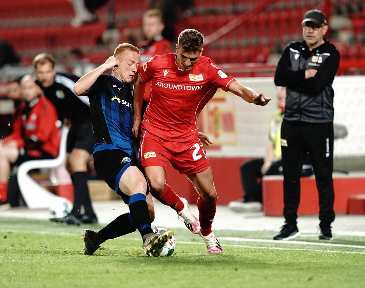 关于球队发挥团结力量，与对手展开激烈较量的信息