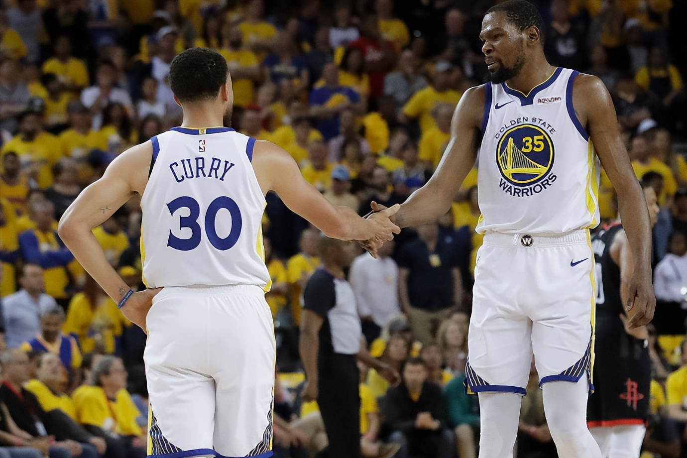 西班牙传奇中场解读现代足球战术,引发球迷热议的简单介绍 西班牙传奇中场解读现代足球战术,引发球迷热议的简单介绍