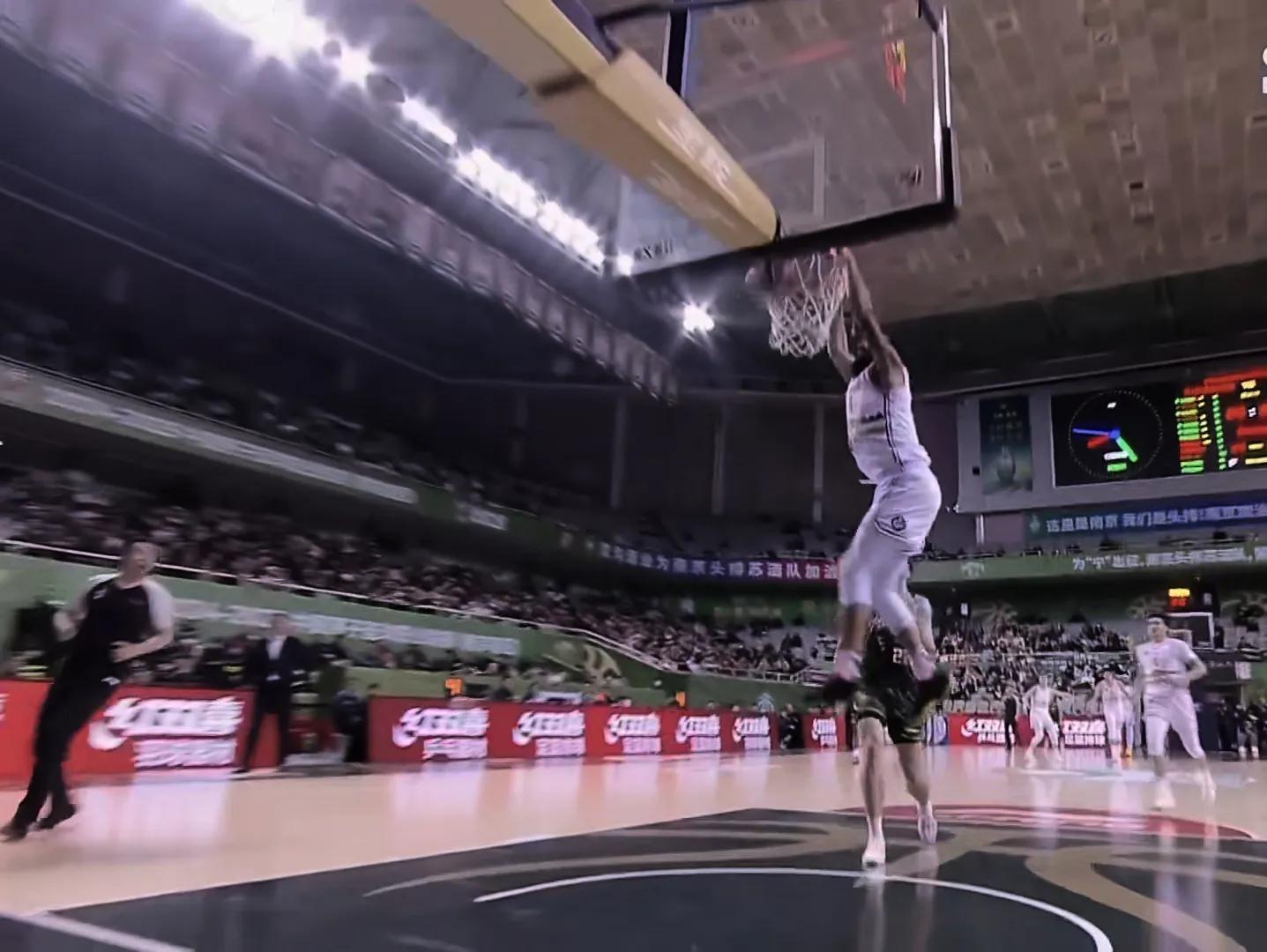 比赛过程中球员不懈努力,奋力追分 比赛过程中球员不懈努力,奋力追分