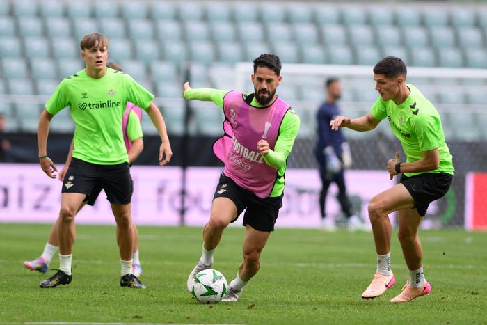 关于波兰球员备战充分，集中备战决赛的信息