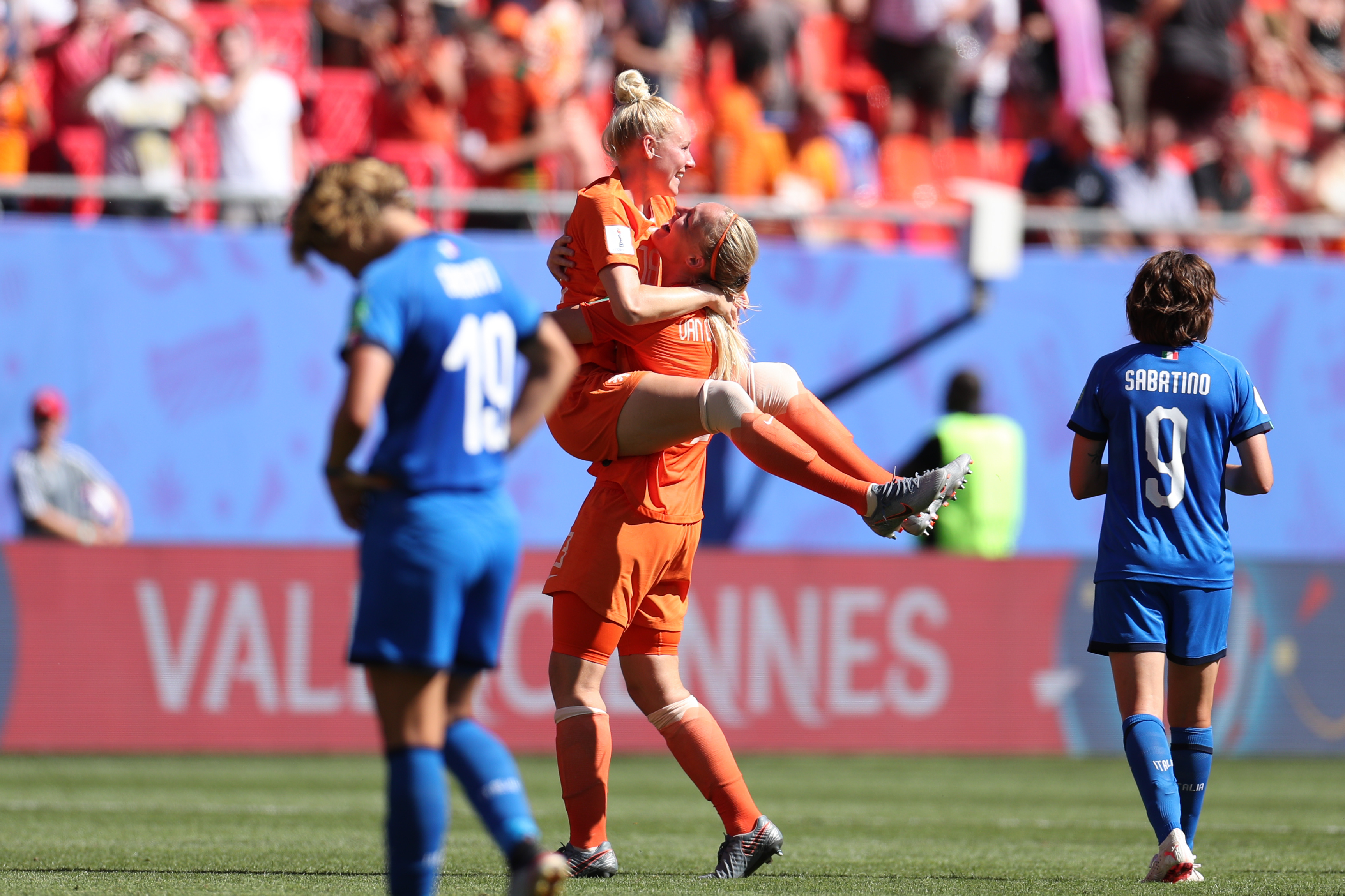 瓦朗谢纳艰难取胜,实现翻盘 瓦朗谢纳艰难取胜,实现翻盘