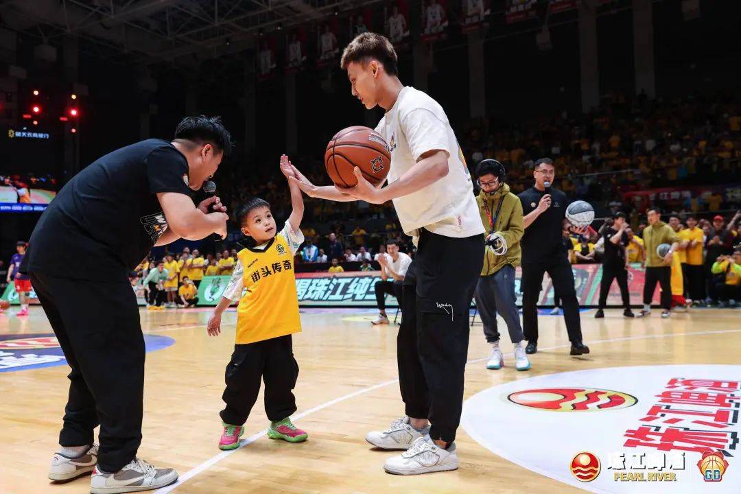 篮球联赛巨星云集,赛场激战持续着 篮球联赛巨星云集,赛场激战持续着