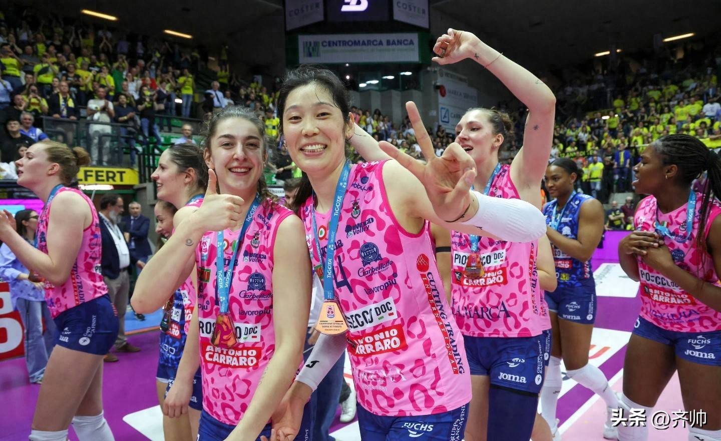 比赛中球队经过艰苦卓绝的拼搏,最终夺冠 比赛中球队经过艰苦卓绝的拼搏,最终夺冠