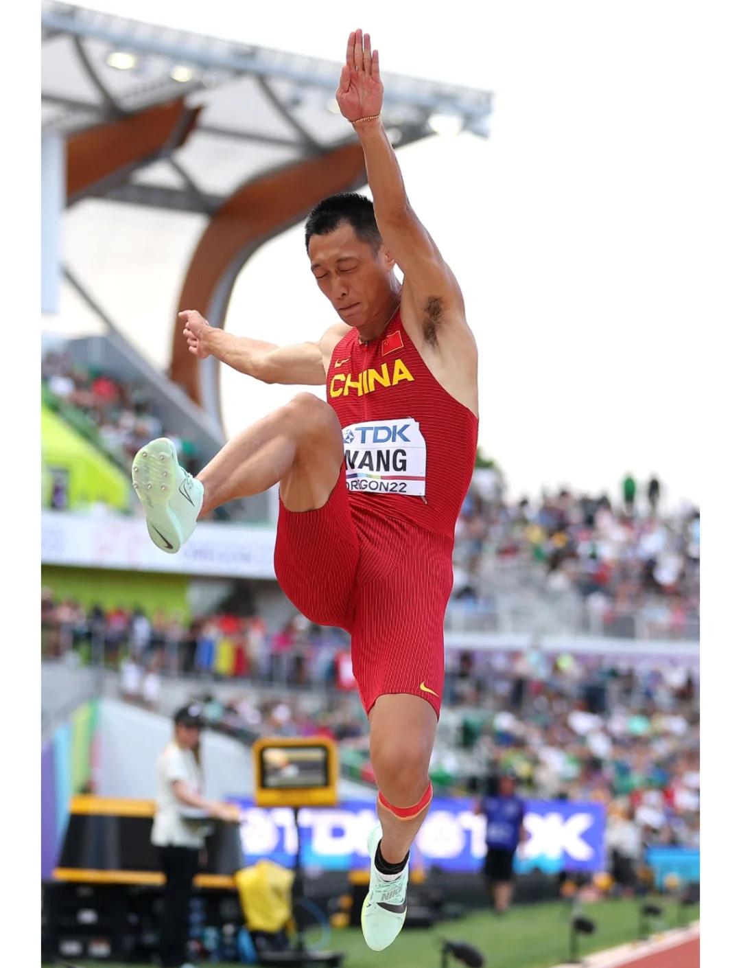 田径比赛激烈进行,速度之王夺冠的简单介绍 田径比赛激烈进行,速度之王夺冠的简单介绍