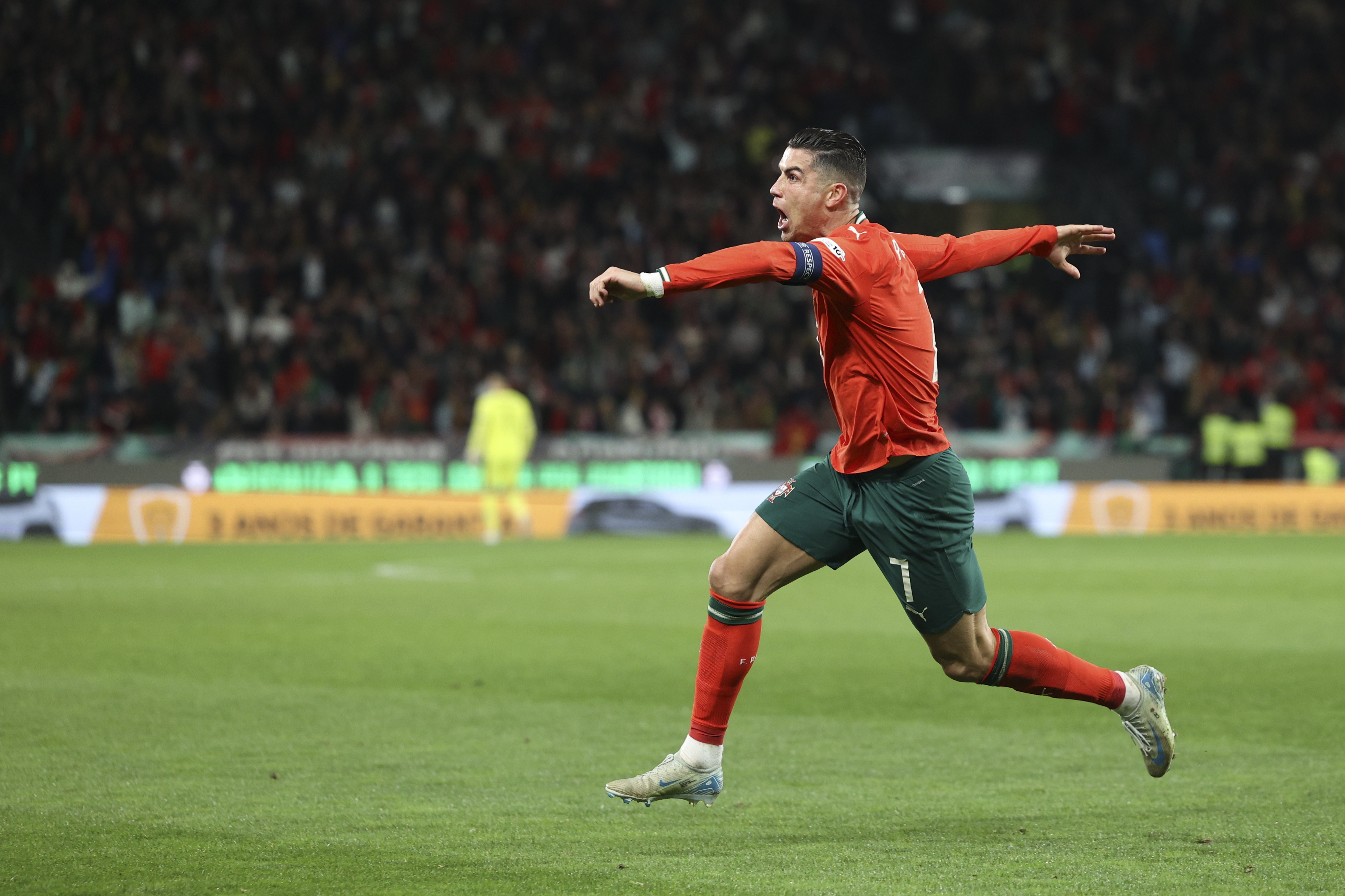 开云体育登录-葡萄牙队球迷狂热：欧预赛热情高涨助威盛况空前的简单介绍