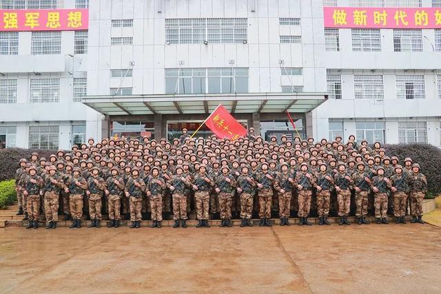 队员集体力战红火之中，全队士气高昂