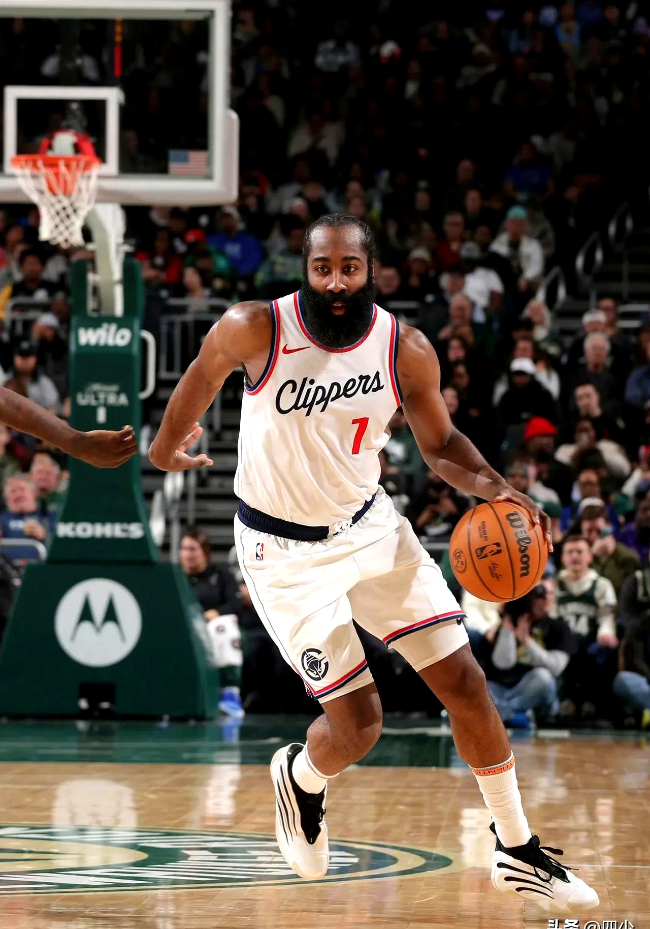 快船獠牙再发威，击败梦想家豪夺胜利