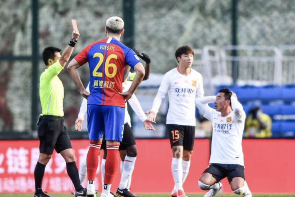 青岛黄海主场胜出，继续努力拼搏