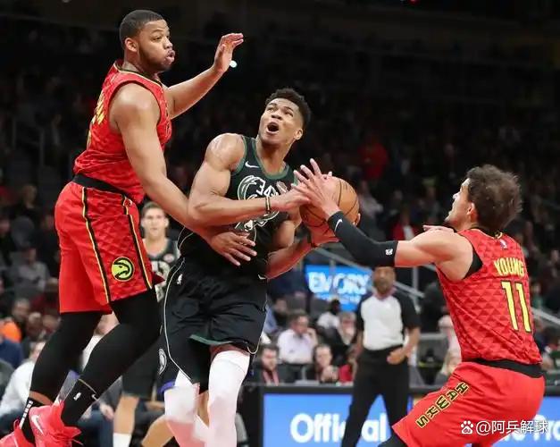 雄鹿队在季后赛中表现抢眼,备受瞩目 雄鹿队在季后赛中表现抢眼,备受瞩目