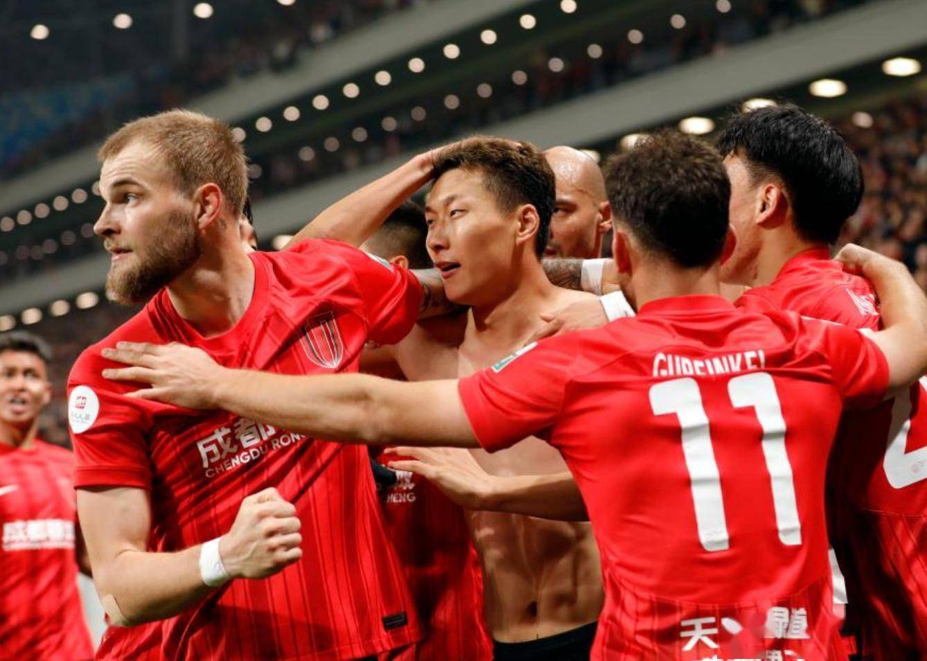 球员表现稳定,为球队贡献关键进球 球员表现稳定,为球队贡献关键进球