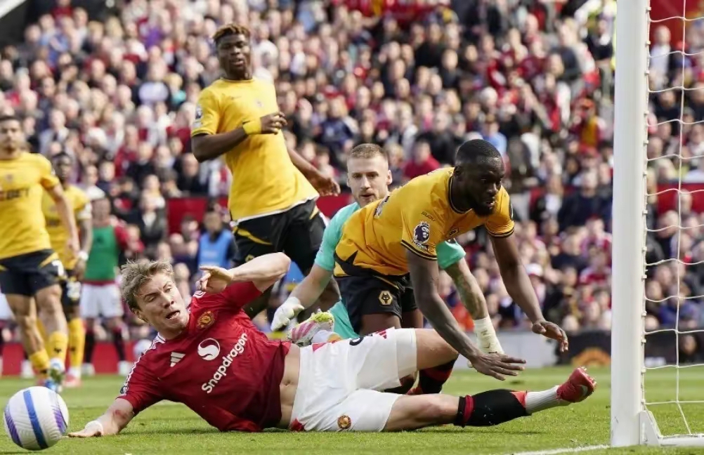 曼联主场再遭失利,跌落英超前四 曼联主场再遭失利,跌落英超前四