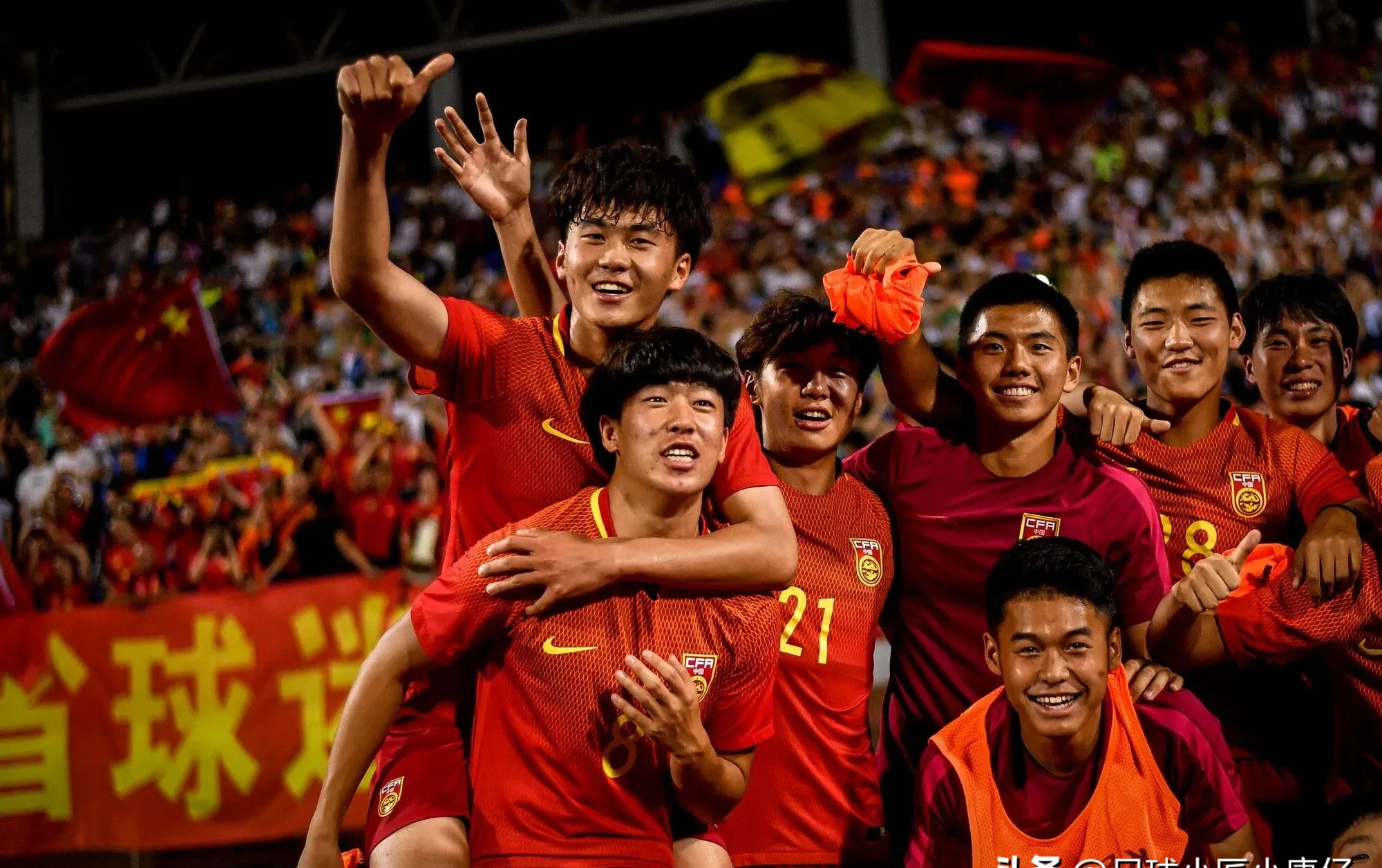 年轻球员崭露头角,为队伍赢得胜利 年轻球员崭露头角,为队伍赢得胜利