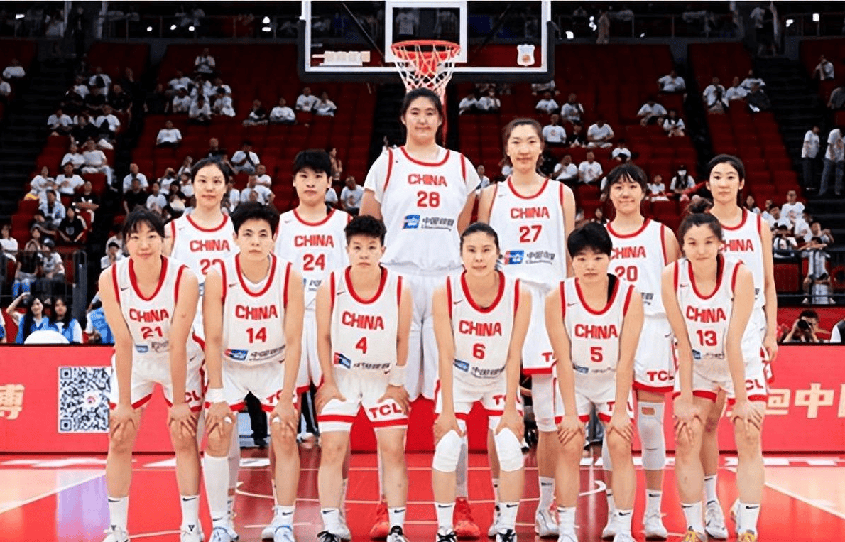 斯洛文尼亚女篮团队登顶巅峰