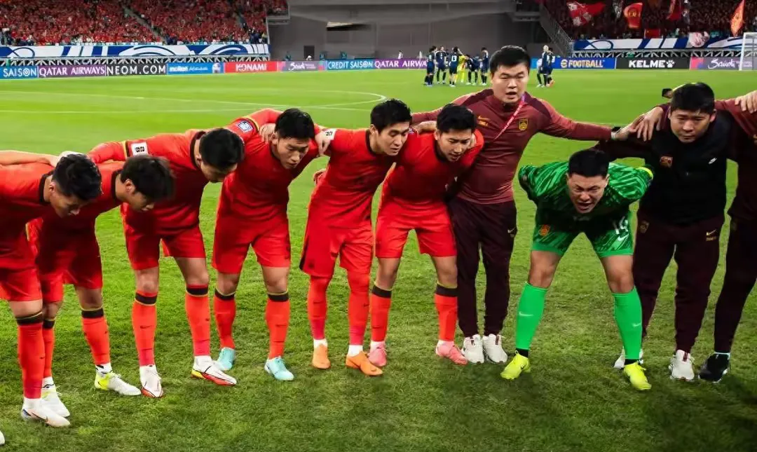 中国足球联赛局势紧张,球员拼尽全力 中国足球联赛局势紧张,球员拼尽全力