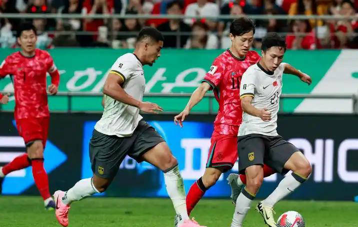 中国足球联赛局势紧张,球员拼尽全力 中国足球联赛局势紧张,球员拼尽全力