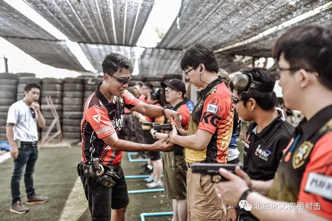 顶尖射手各自担任队长领队邀请新人参与演示 顶尖射手各自担任队长领队邀请新人参与演示