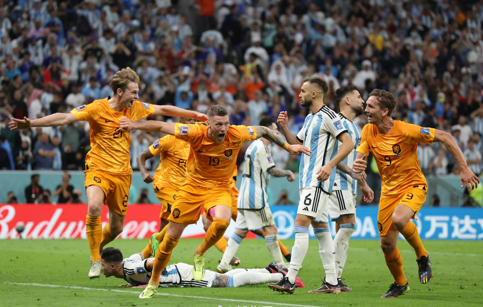 包含荷兰不败晋级，战绩亮眼备战淘汰赛的词条