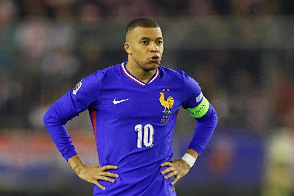 包含不来梅队精湛球技，赢得新赛季首场比赛的词条