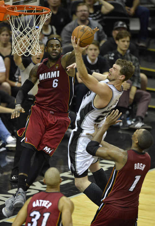 包含不来梅队精湛球技，赢得新赛季首场比赛的词条