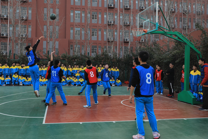 竞技瞬间扣人心弦，精英选手斗志昂扬的简单介绍