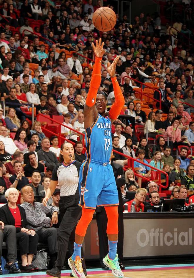 勇士客场战胜热火韦少领军赢得胜利 勇士客场战胜热火韦少领军赢得胜利