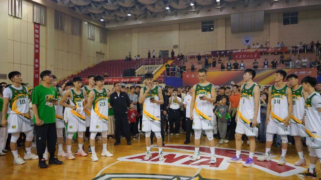 埃因特拉赫特球员奋力拼搏，实现胜利