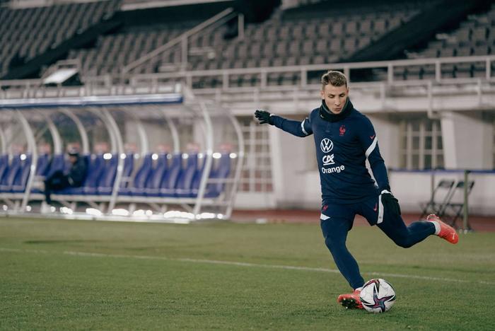 包含法国惨败芬兰，小组出线前景堪忧的词条