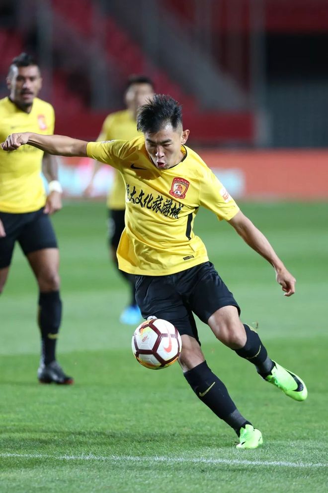 卓尔主场大胜长春亚泰,稳固积分榜前列 卓尔主场大胜长春亚泰,稳固积分榜前列