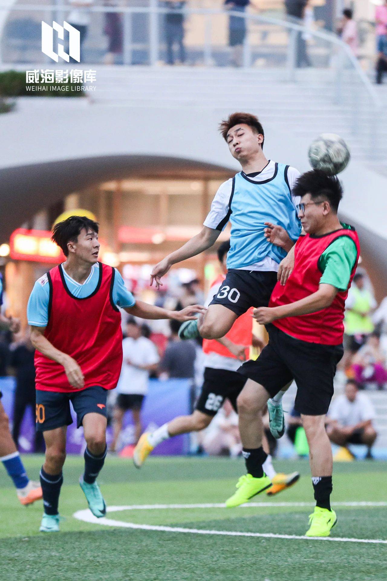 比赛中出现的精彩一幕引发观众欢呼 比赛中出现的精彩一幕引发观众欢呼