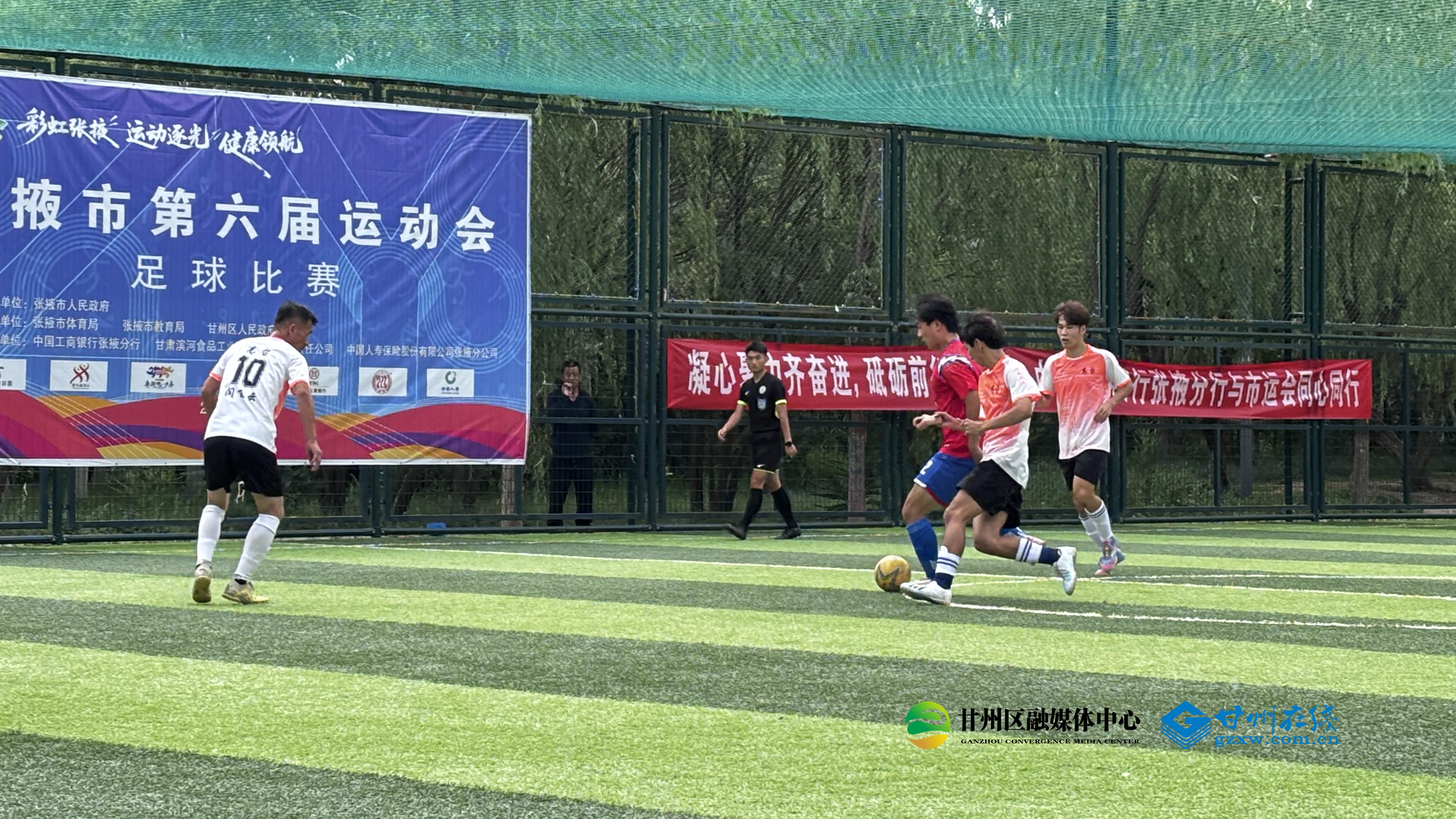 激烈角逐中球队团结协作,展现最佳实力 激烈角逐中球队团结协作,展现最佳实力