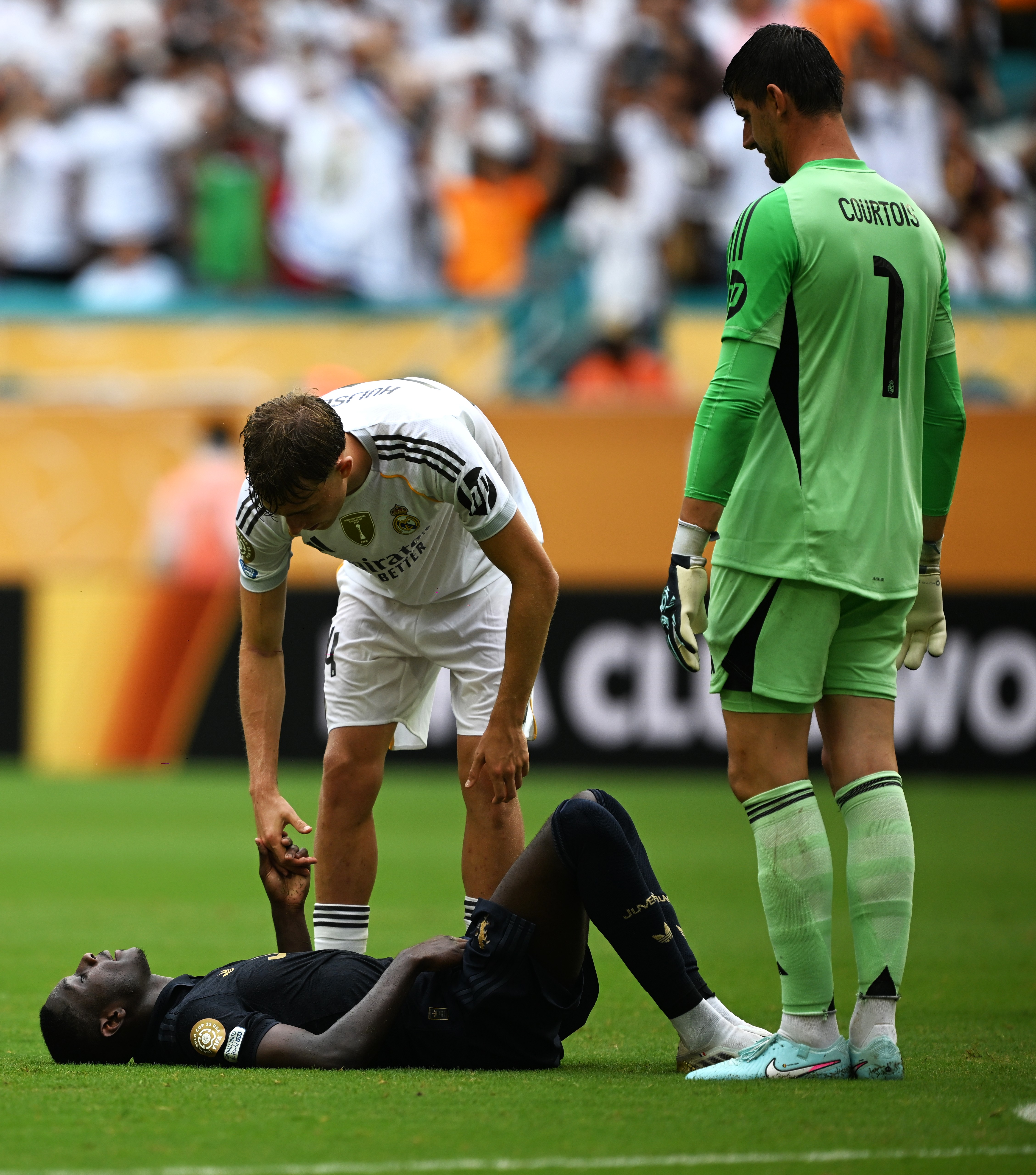 足球场上的搏击之战愈发激烈