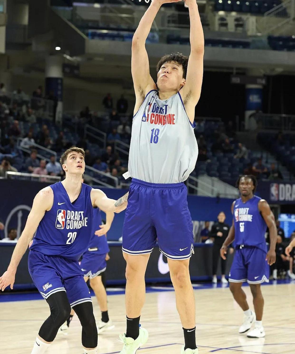 篮球新星进入国家队首次正式比赛,备受瞩目 篮球新星进入国家队首次正式比赛,备受瞩目