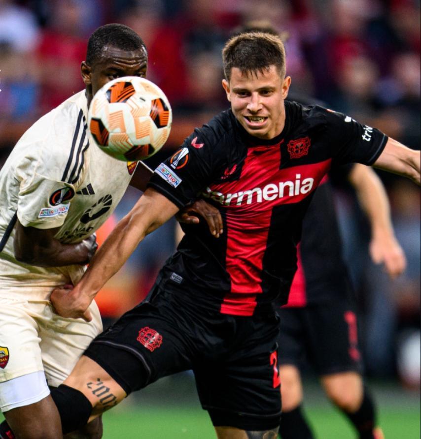 激烈足球对决引爆热情,场面火爆激动人心的简单介绍 激烈足球对决引爆热情,场面火爆激动人心的简单介绍