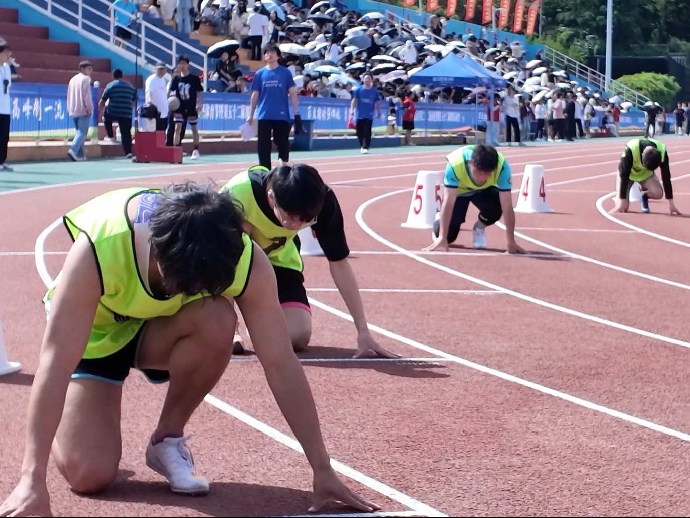 运动员们在绽放出的璀璨光芒中展现拼搏精神 运动员们在绽放出的璀璨光芒中展现拼搏精神