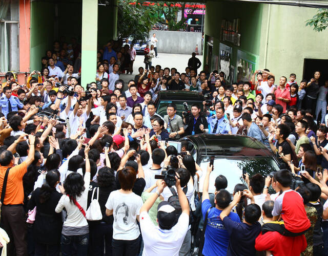 HLE轻取NS,ShowMaker团战一打五强强对话成都决赛之夜,让粉丝疯狂欢呼的简单介绍 HLE轻取NS,ShowMaker团战一打五强强对话成都决赛之夜,让粉丝疯狂欢呼的简单介绍