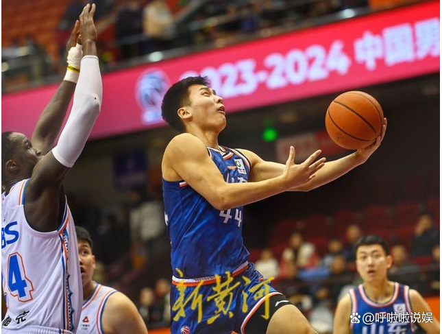 辽宁男篮连胜引发球迷热潮,士气高昂 辽宁男篮连胜引发球迷热潮,士气高昂