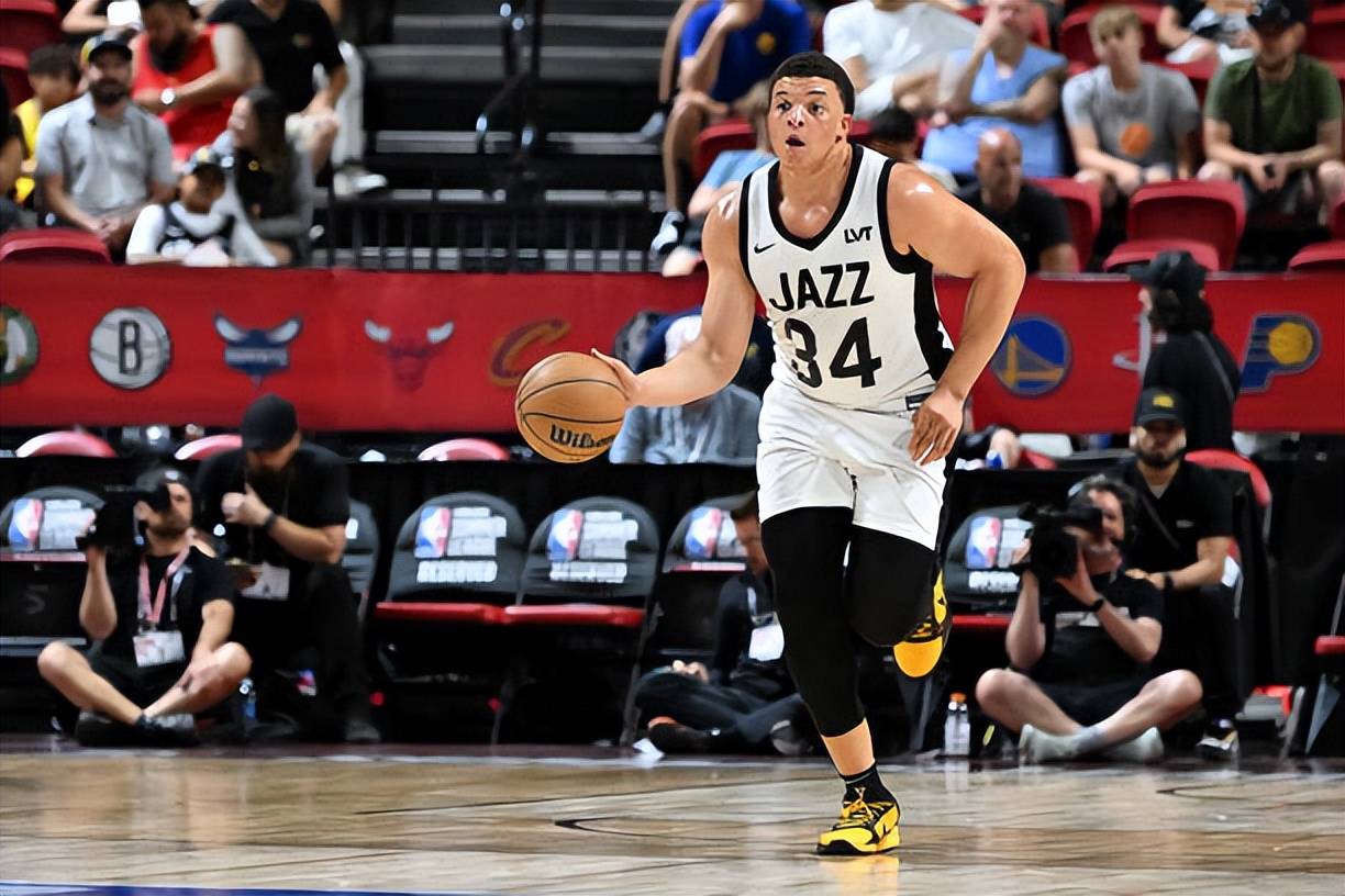 外援球员在球场上表现出色，引领球队连胜开局