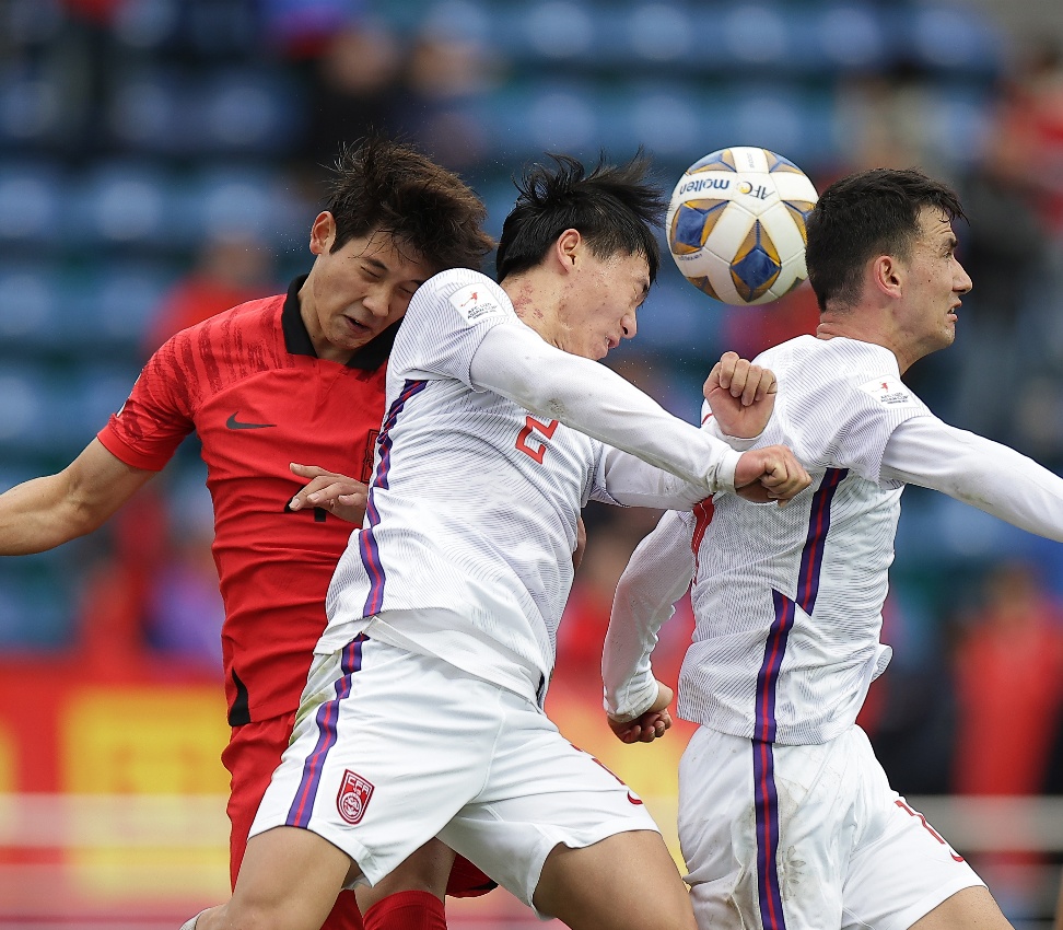 亚洲足球比赛日益激烈,球迷热情高涨 亚洲足球比赛日益激烈,球迷热情高涨
