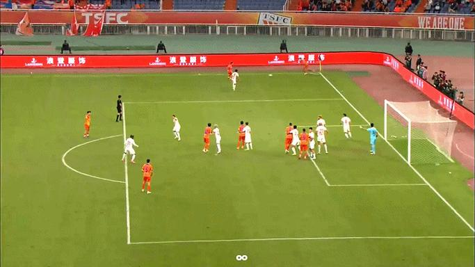 关于东亚冠军赛场上激烈角逐，球迷热情高涨的信息