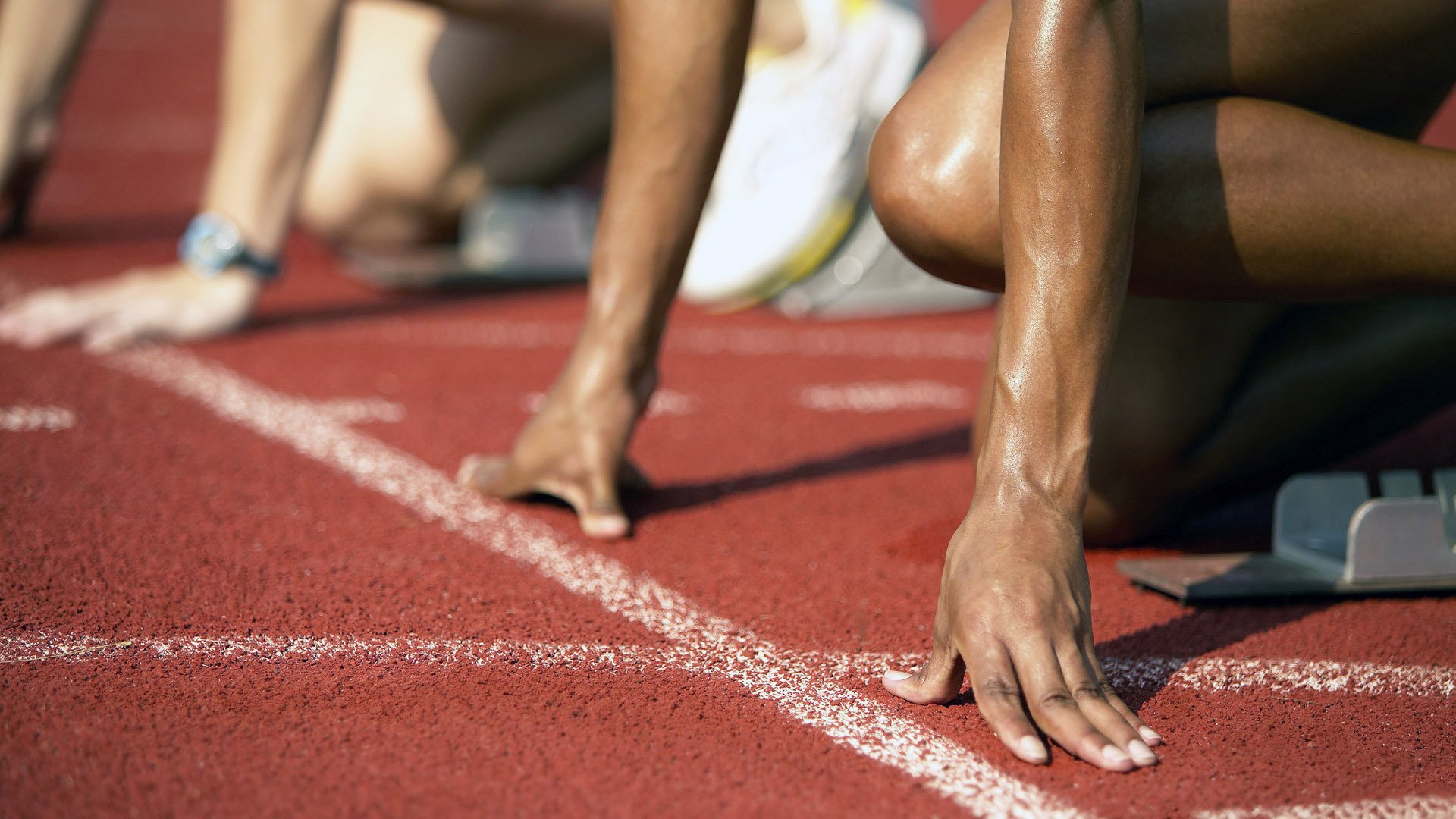 奖杯的重量，当戴维斯杯的窒息险胜，照亮澳网统治全场的谎言